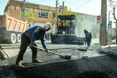از اولین ساعات سال 1400، نهضت آسفالت معابر شهر اراک آغاز شده است.