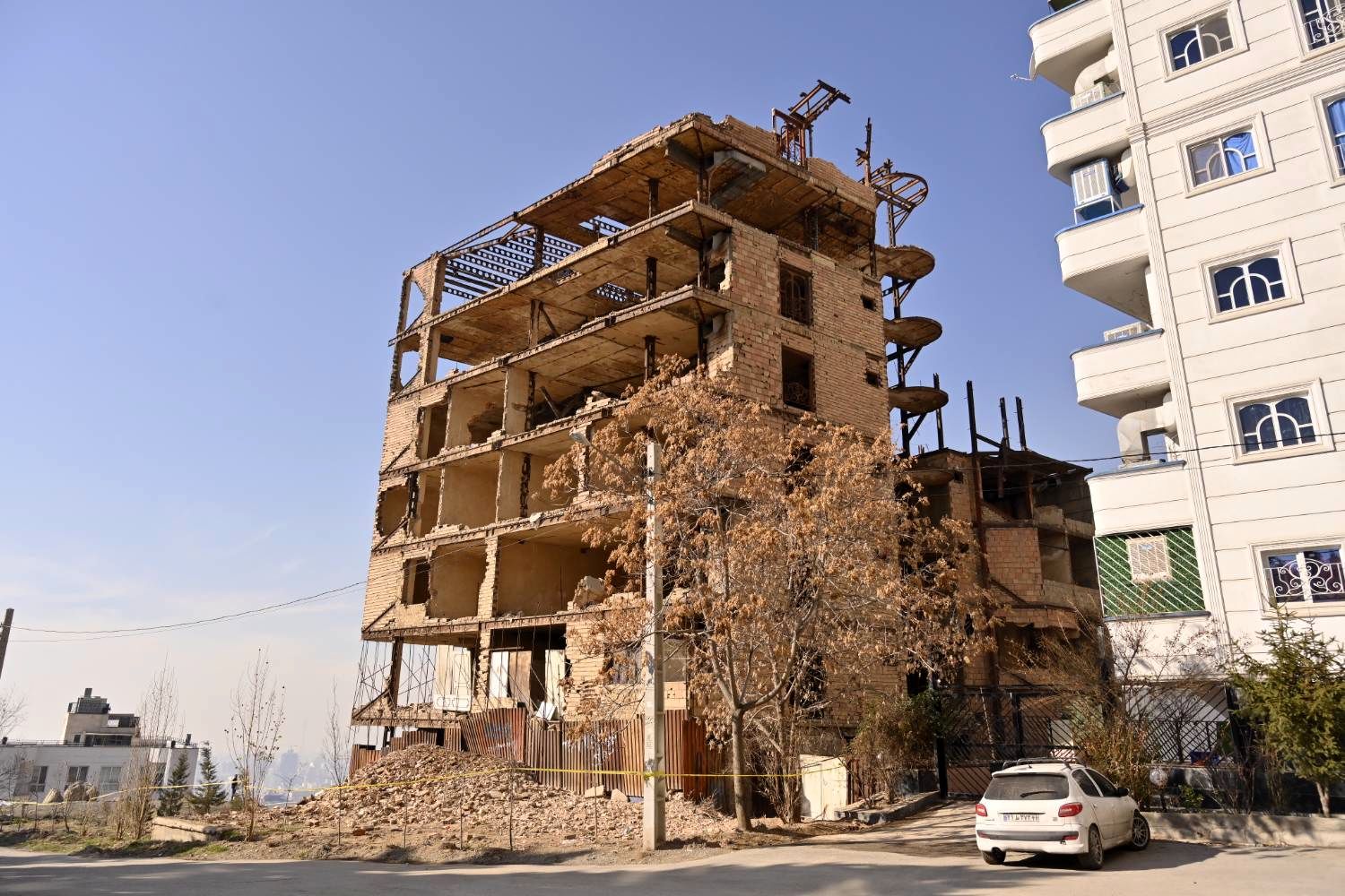 سازه بلاتکلیف و پر خطر بوکان تخریب شد 