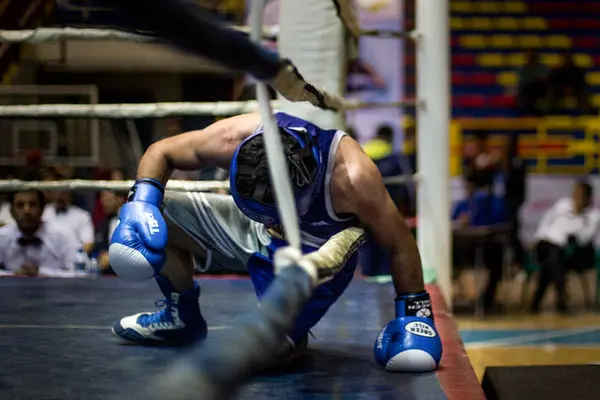 هدیه قهرمان جهان به بوکسور ایرانی +عکس