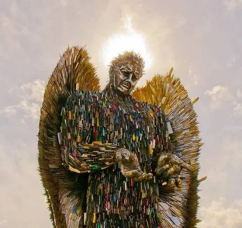 فرشته ای که از 100000 چاقو ساخته شده است!+عکس
