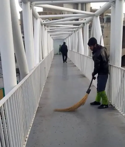 اجرای عملیات نظافت پل های عابرپیاده در منطقه 7