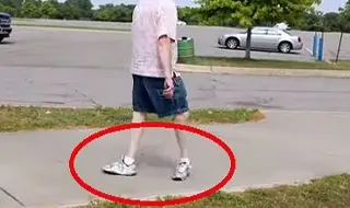 چرخش ۱۸۰ درجه‌ای پا‌ها هنگام راه رفتن + عکس