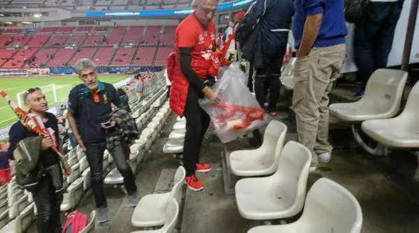 جمع‌آوری زباله‌های ورزشگاه توسط هواداران ایرانی در کاشیما/عکس