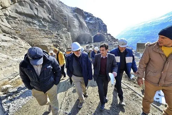 قطار در حال حرکت را سنگ نمی زنند...!