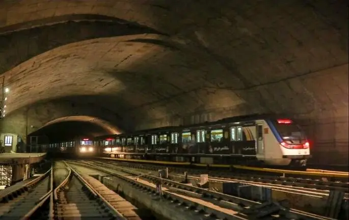 ایثار تکنسین مترو، مدارک حیاتی را از دل تونل خط ۴ بازگرداند