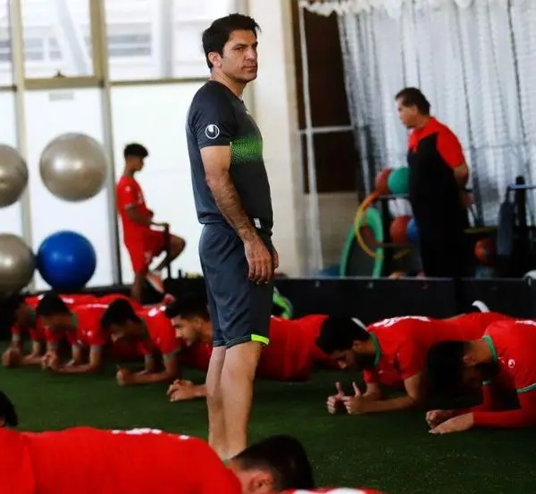 حضور مربی تیم امید در دیدار فجر با گل و ریحان