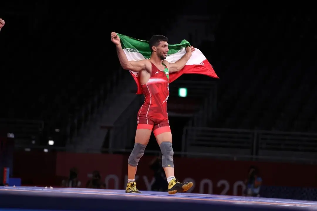 نخستین طلای کشتی بر گردن گرایی