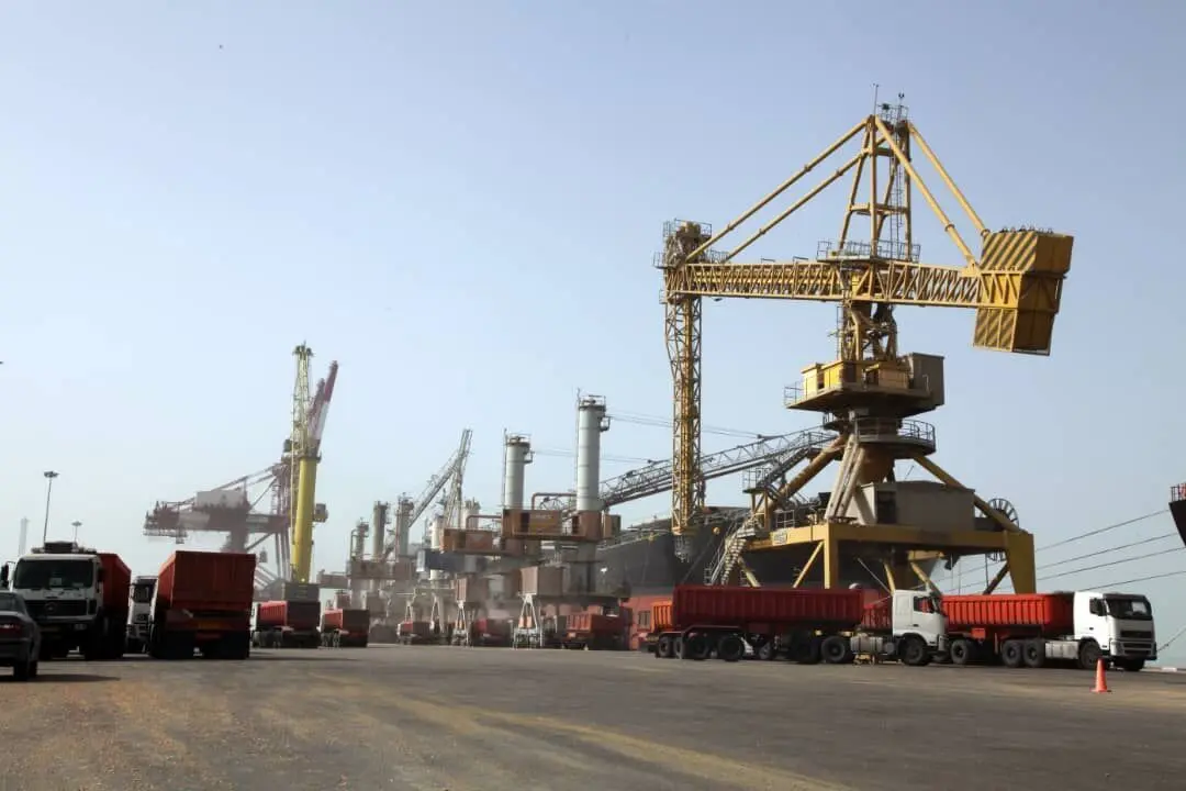 تخلیه همزمان ١٢ فروند کشتی حامل کالای اساسی در بندرامام خمینی(ره) 



