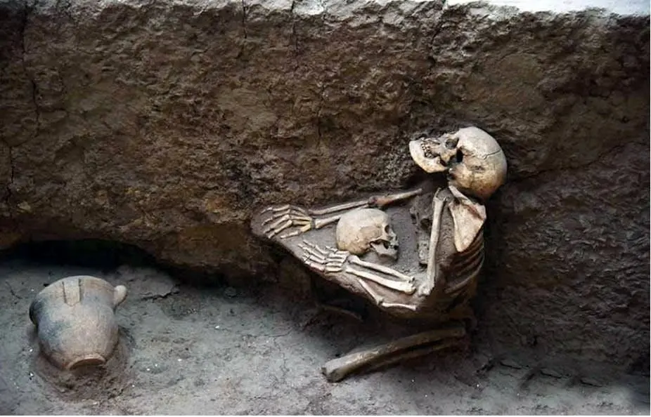 مادری در حال حفاظت از فرزندش از ۴۰۰۰ سال پیش تاکنون+عکس