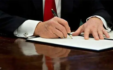 ریزش دلار در پی تحریم‌های جدید آمریکا علیه ایران