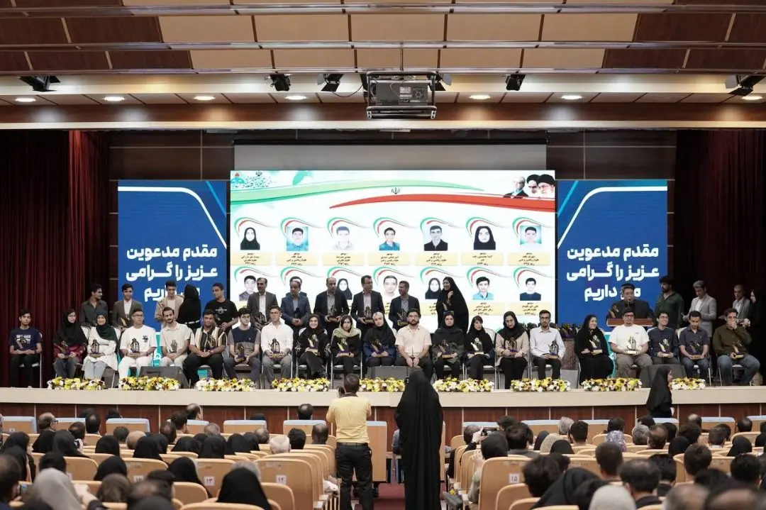 تجلیل از نفرات برتر کنکور ۱۴۰۴ در بوشهر با حمایت گروه صنایع پتروشیمی خلیج‌فارس
