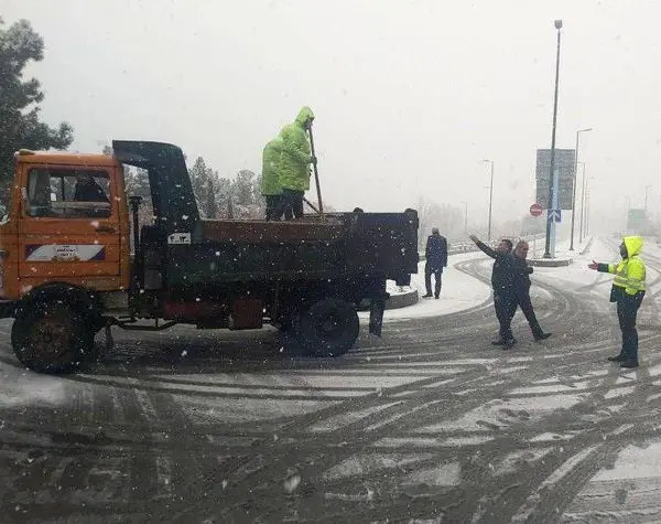 اجرای عملیات برف روبی در ورودی شرق تهران