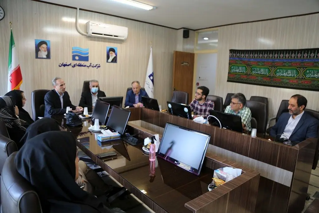 بازدید جمعی از اصحاب رسانه از تاسیسات آب و برق اصفهان

