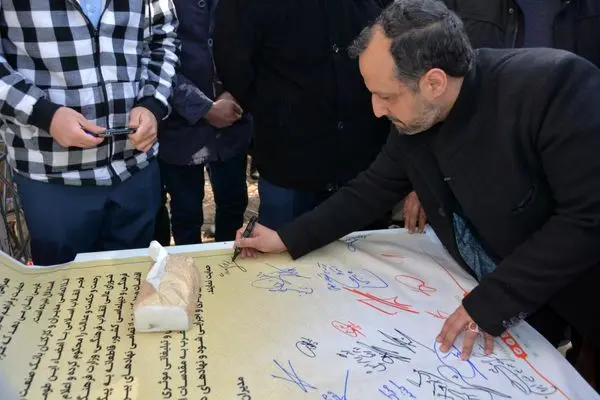 بازدید وزیر امور اقتصادی و دارایی از غرفه بانک صنعت و معدن در راهپیمایی 22 بهمن