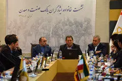  همکاران ایثارگر می بایست الگوی سایر کارکنان این بانک باشند
