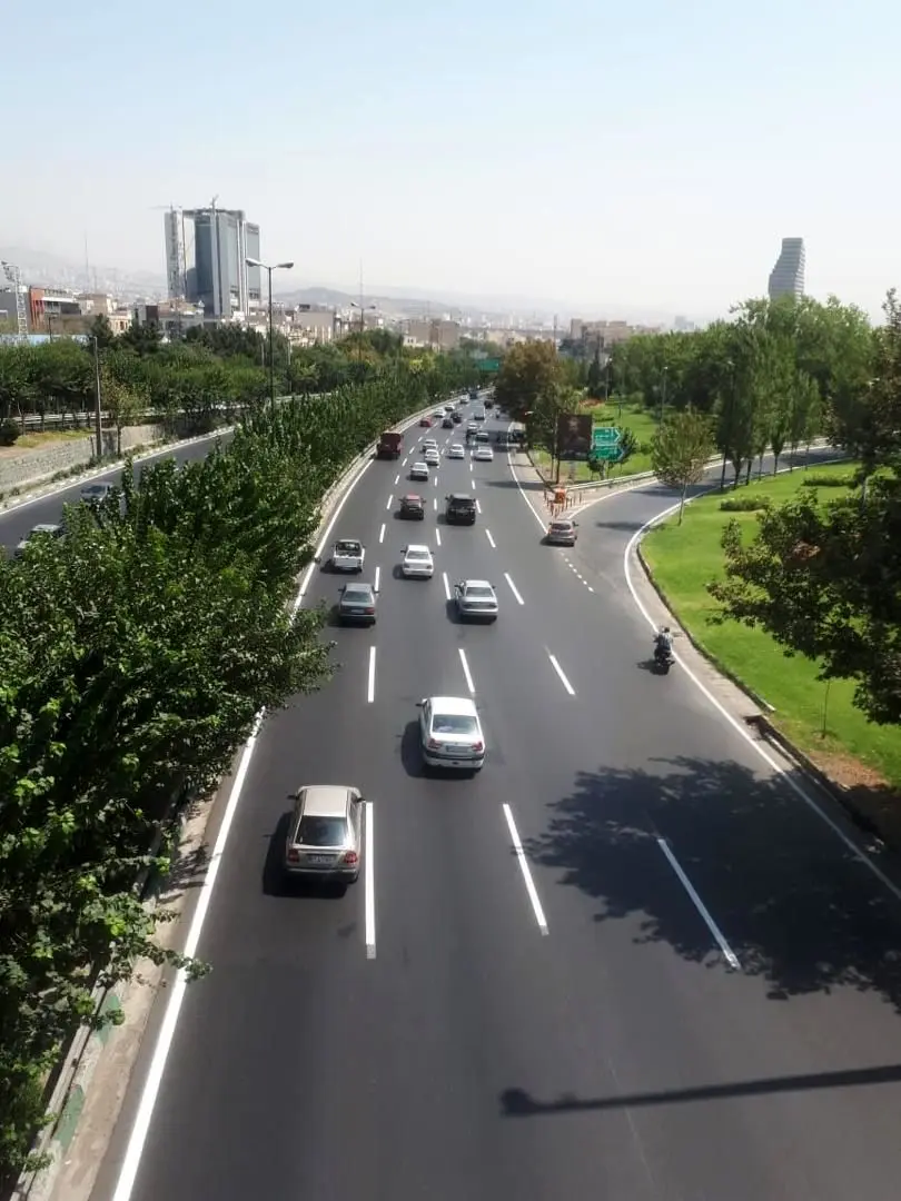 اجرای عملیات خط کشی محوری بزرگراه شهید همت 