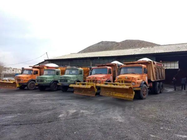  برف روبی شب گذشته معابر شهر اراک، با ۴۶ دستگاه از ماشین‌آلات سبک و سنگین برف‌روب و نمک‌پاش شهرداری