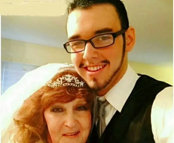 کار ناپسند و غیرقانونی پسران برای فرار از سربازی+عکس