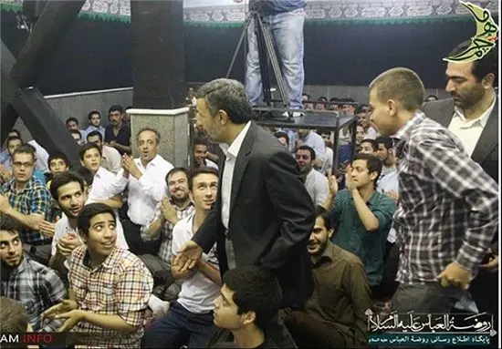 چهره جالب دکتر احمدی نژاد در هنگام دریافت نامه + عکس