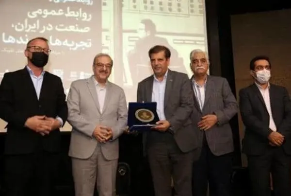 مدیرعامل ذوب آهن اصفهان مدال زرین مدیر حامی روابط عمومی را دریافت کرد