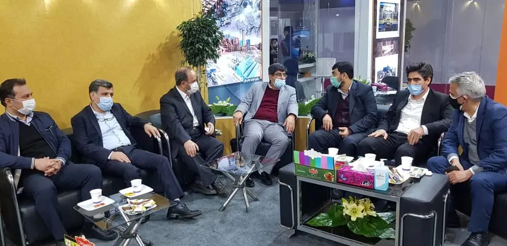 بازدید معاون طرح و برنامه وزارت صمت از غرفه چادرملو در نمایشگاه کانمین.