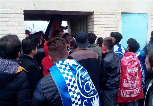 استقلال و پرسپولیس در داربی
چه
می‌پوشند؟