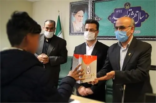 کارکنان بانک سپه با اهدای تبلت، ۶ یتیم کمیته امداد قم را خوشحال کردند.

