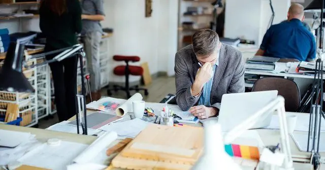 یک نکته عجیب درباره ضرر ناشی از احساس تنهایی در محیط کار
