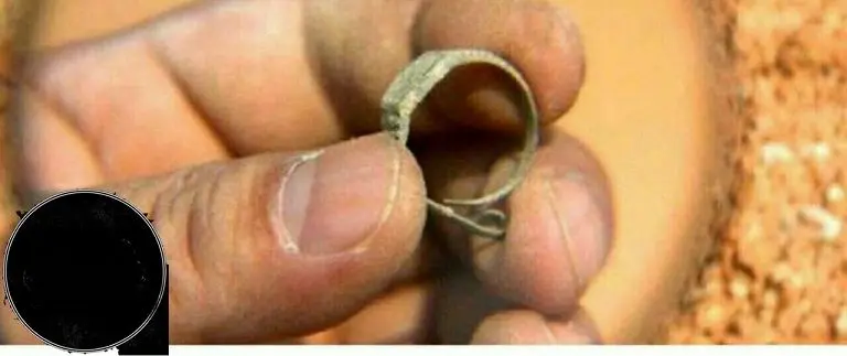 کشف شئ شبیه به ساعت در یک مقبره باستانی+عکس