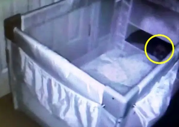 
ثبت لحظه حضور شبح نوزاد در اتاق خوابش! + عکس
