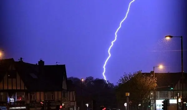 خانه ای که رعد و برق سقفش را سوراخ کرد+عکس