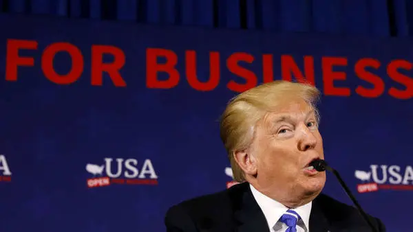 وقتی بامزگی ترامپ در یک مراسم رسمی گُل میکند! + عکس