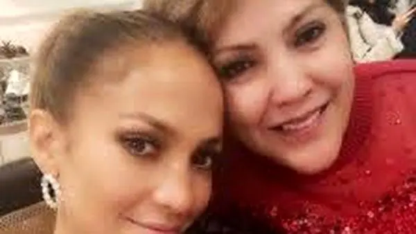 سلفی با مزه جنیفر لوپز در کنار مادر ۶۶ ساله اش + عکس