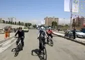 رکاب زنی‌ شهردار منطقه ۱۵ با دانش آموزان در آستانه سالروز پیروزی انقلاب اسلامی ‌