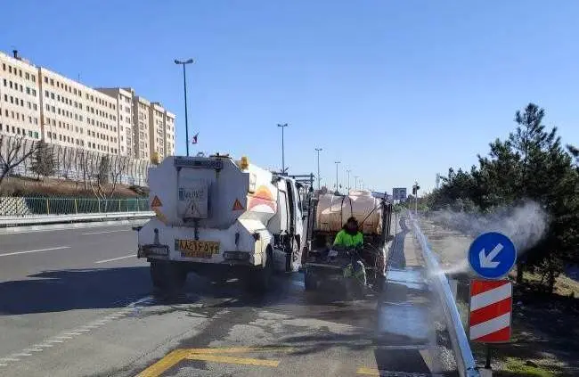 شستشوی هزاران متر از گاردریل‌های حاشیه بزرگراه‌ها در منطقه۲۲