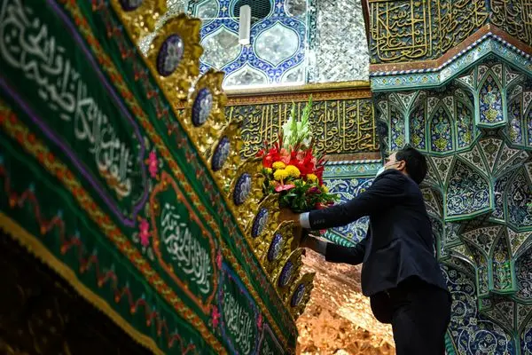 گل‌آرایی ضریح مطهر حضرت معصومه(س) با مشارکت شهرداری قم

