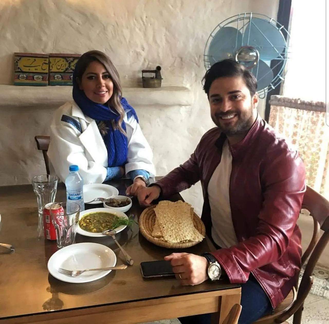 تفریح خواننده مشهور و همسر دومش در رستوران سنتی+عکس