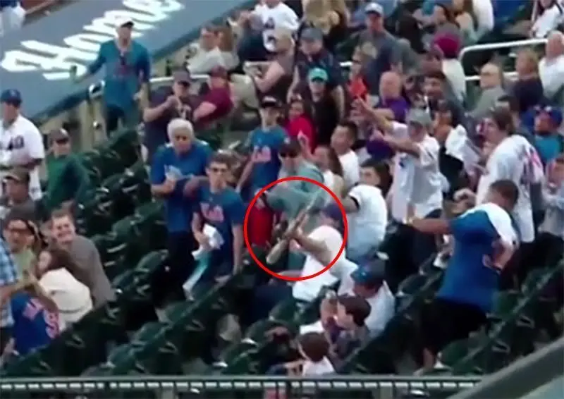 
حرکت استثنایی تماشاچی در گرفتن چوب بیسبال + عکس
