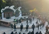 نصب بیرق عزای حسینی در بوستان بانوان منطقه ۱۹