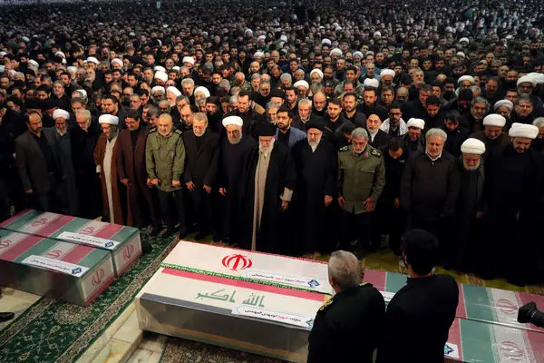 رهبر انقلاب بر پیکر شهیدسلیمانی اقامه نماز کردند