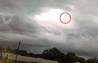 موجود عجیبی که میان ابرها رویت شد + عکس