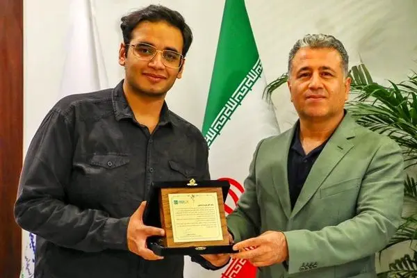 تقدیر مدیرعامل پتروشیمی پارس از دانش‌آموز بوشهریِ رتبه اول کنکور سراسری

