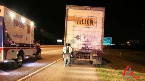 گیرکردن غیر قابل باور سر موتورسوار بر پشت یک کامیون!+عکس