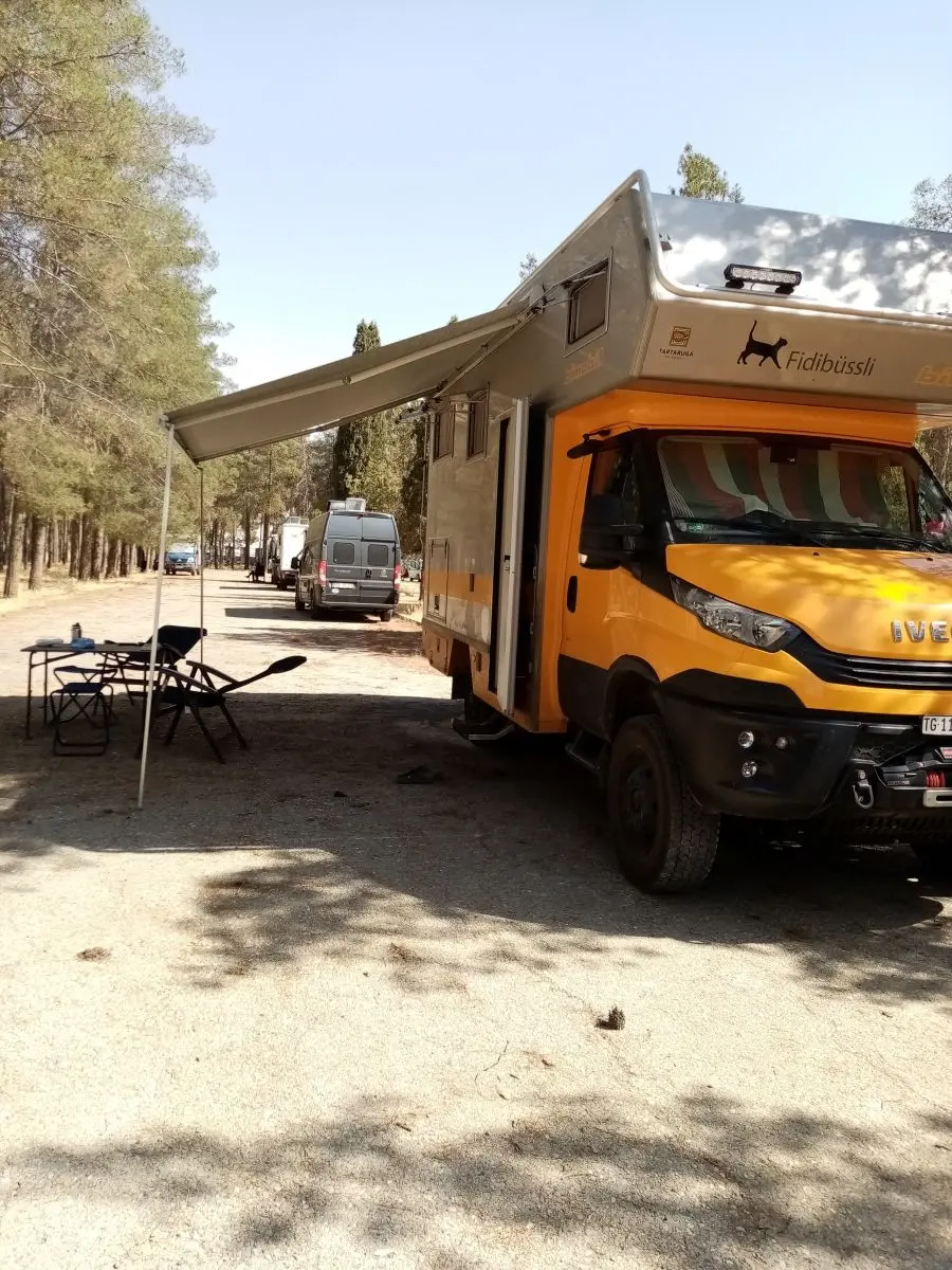 اقامت خودروی کمپر گروه سوئیسی _آلمانی در هتل جهانگردی تخت جمشید

