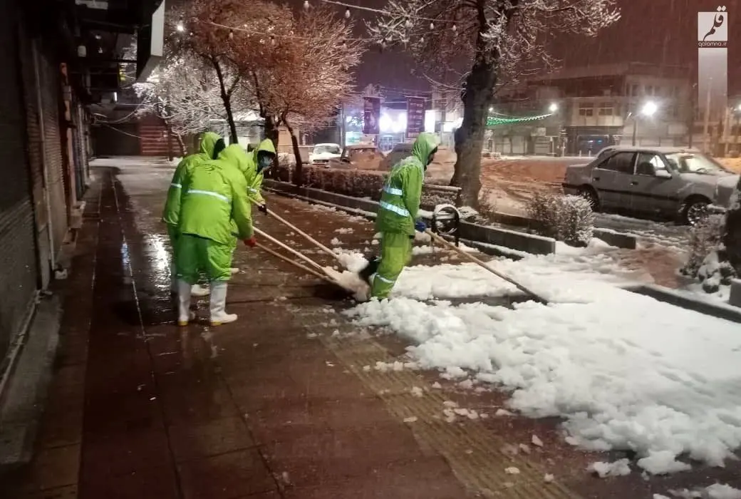 پاکسازی و برف‌روبی پر قدرت خیابان های سطح شهر توسط کارگران سازمان مدیریت پسماند شهرداری اراک