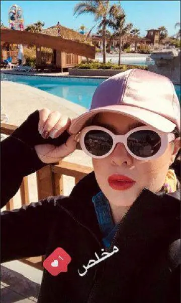 تیپ عجیب و غریب بازیگر زن تلویزیون کنار استخر+عکس
