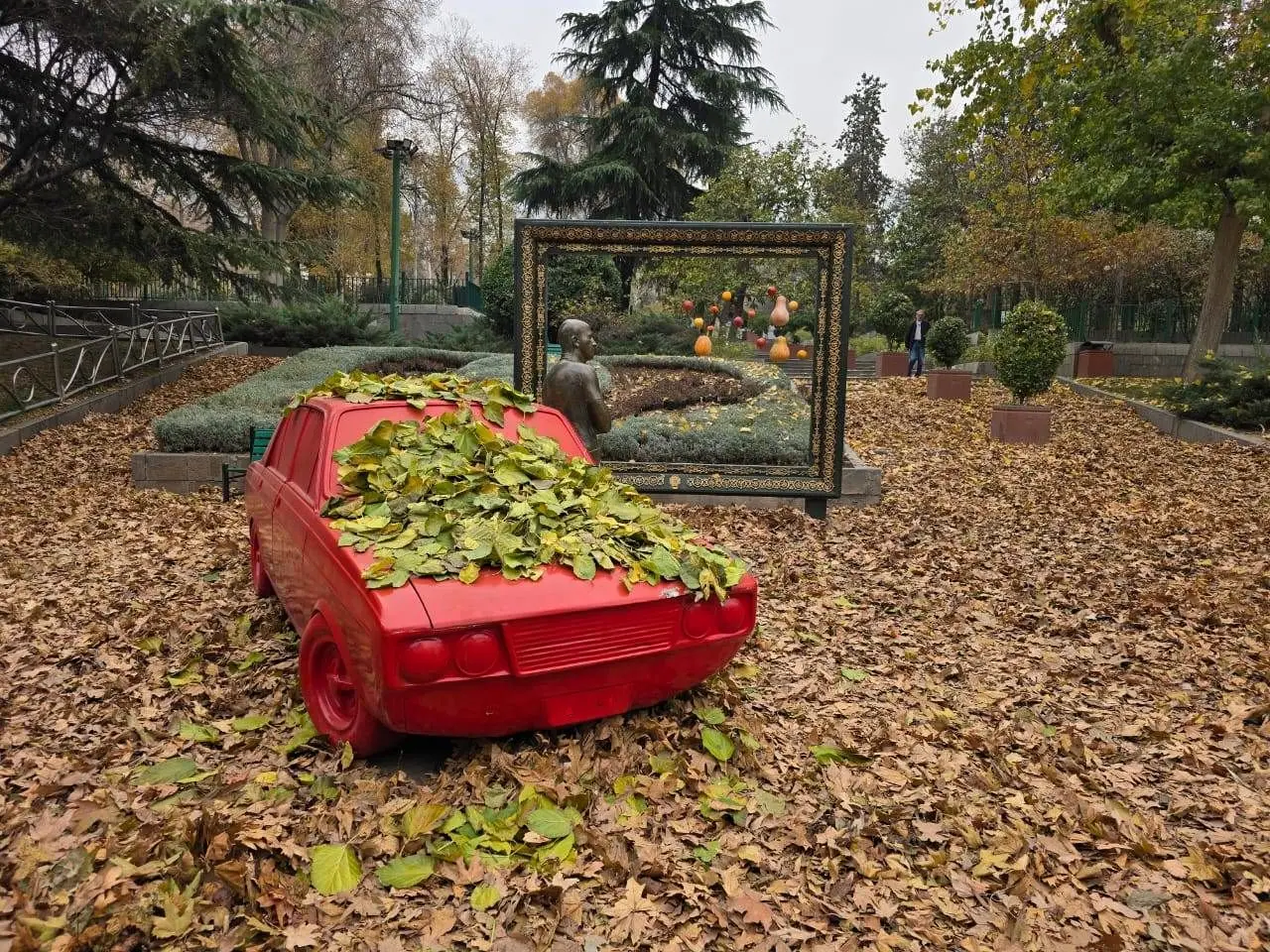 اجرای گذر پاییزی در بوستان های بزرگ منطقه یک با فرش برگ‌ها

