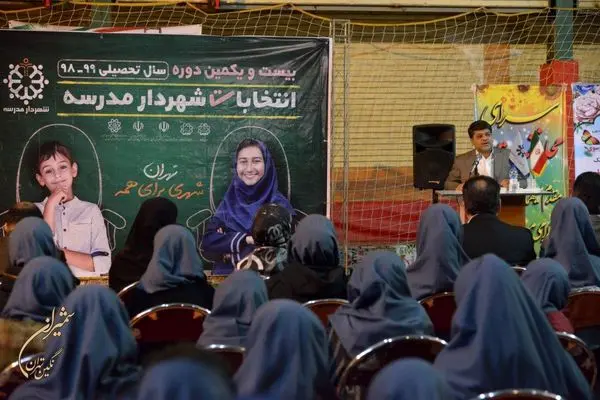 مدارس مهارت های زندگی را در کنار مباحث علمی آموزش دهند