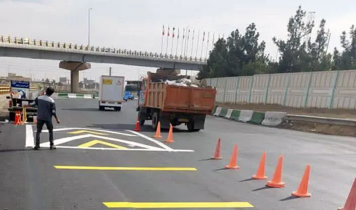 افزایش ایمنی معابر منطقه 19 در طرح خدمت با رنگ آمیزی سرعتکاه ها

