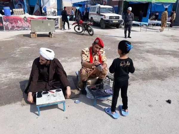 عکس/ خادمان زائران اربعین از روحانی تا نظامی